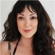 Profesora titulada en Enfermería además de máster universitario oficial en Bioética. Da clases de forma online y presencial.